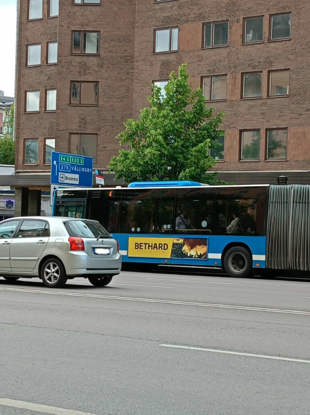 Bethards reklam på en buss i centrala Stockholm den 20 juni 2025